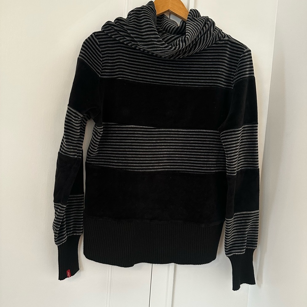 Levi's Black and Gray Striped velvet Sweater crawl neck
